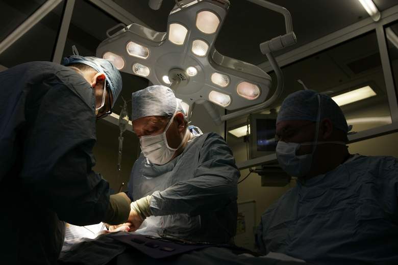 El cirujano Andrew Ready y su equipo realizan un trasplante de riñón en el Hospital Queen Elizabeth el 9 de junio de 2006, en Inglaterra.