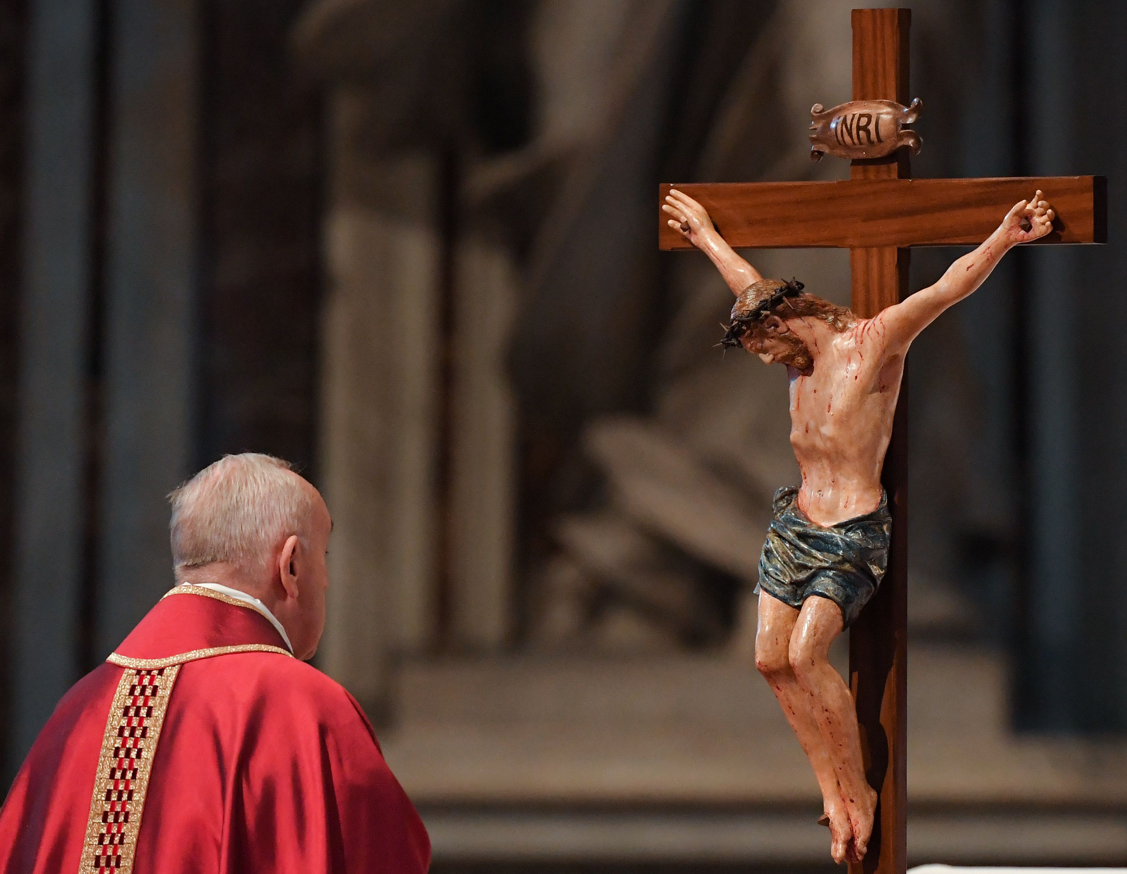 El Papa Francisco observa un crucifijo durante la Celebración de la Pasión del Señor el Viernes Santo en la Basílica de San Pedro, el 19 de abril de 2019 en el Vaticano.