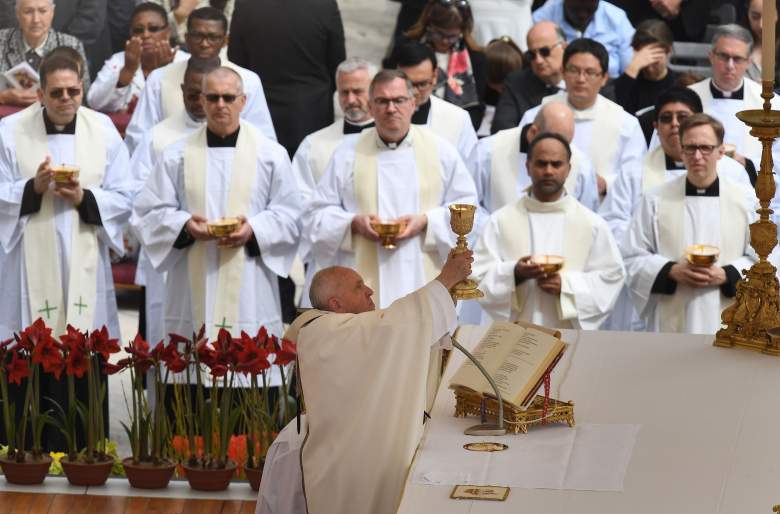 El Papa Francisco levanta el cáliz mientras celebra la misa del domingo de Pascua en la plaza de San Pedro el 21 de abril de 2019 en el Vaticano.