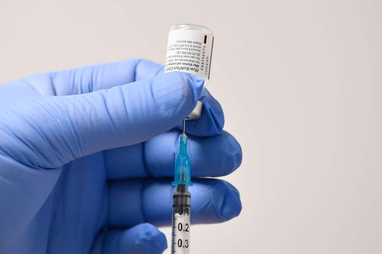 Un miembro del personal utiliza una aguja y un frasco de la vacuna Pfizer-BioNTech Covid-19 para preparar una dosis en un centro de salud de vacunación en Cardiff, Gales del Sur, el 8 de diciembre de 2020.