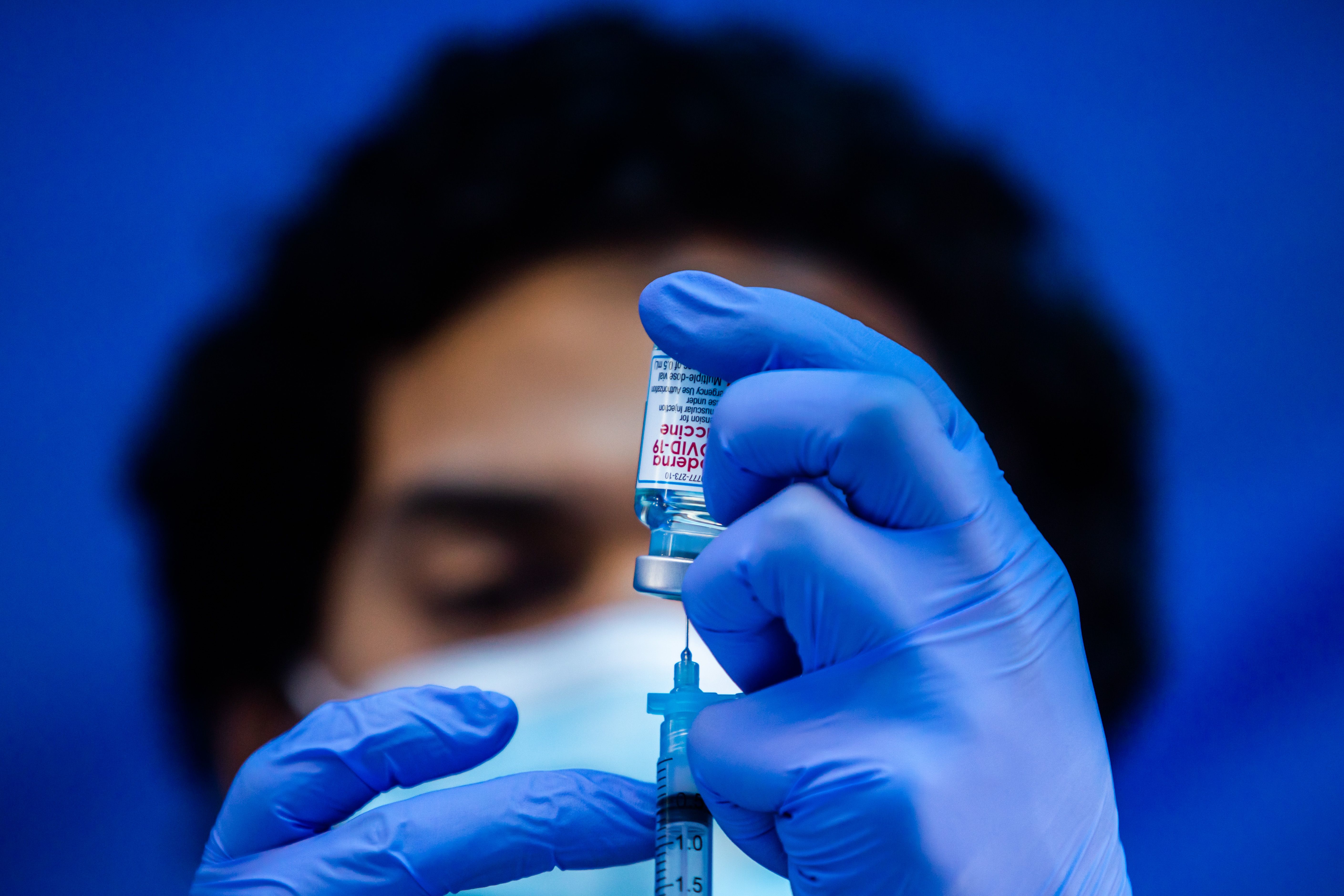 El trabajador médico Robert Gilbertson carga una jeringa con la vacuna Moderna Covid-19 para ser administrada por enfermeras en un sitio de vacunación en Kedren Community Health Center, en el centro sur de Los Ángeles, California, el 16 de febrero de 2021