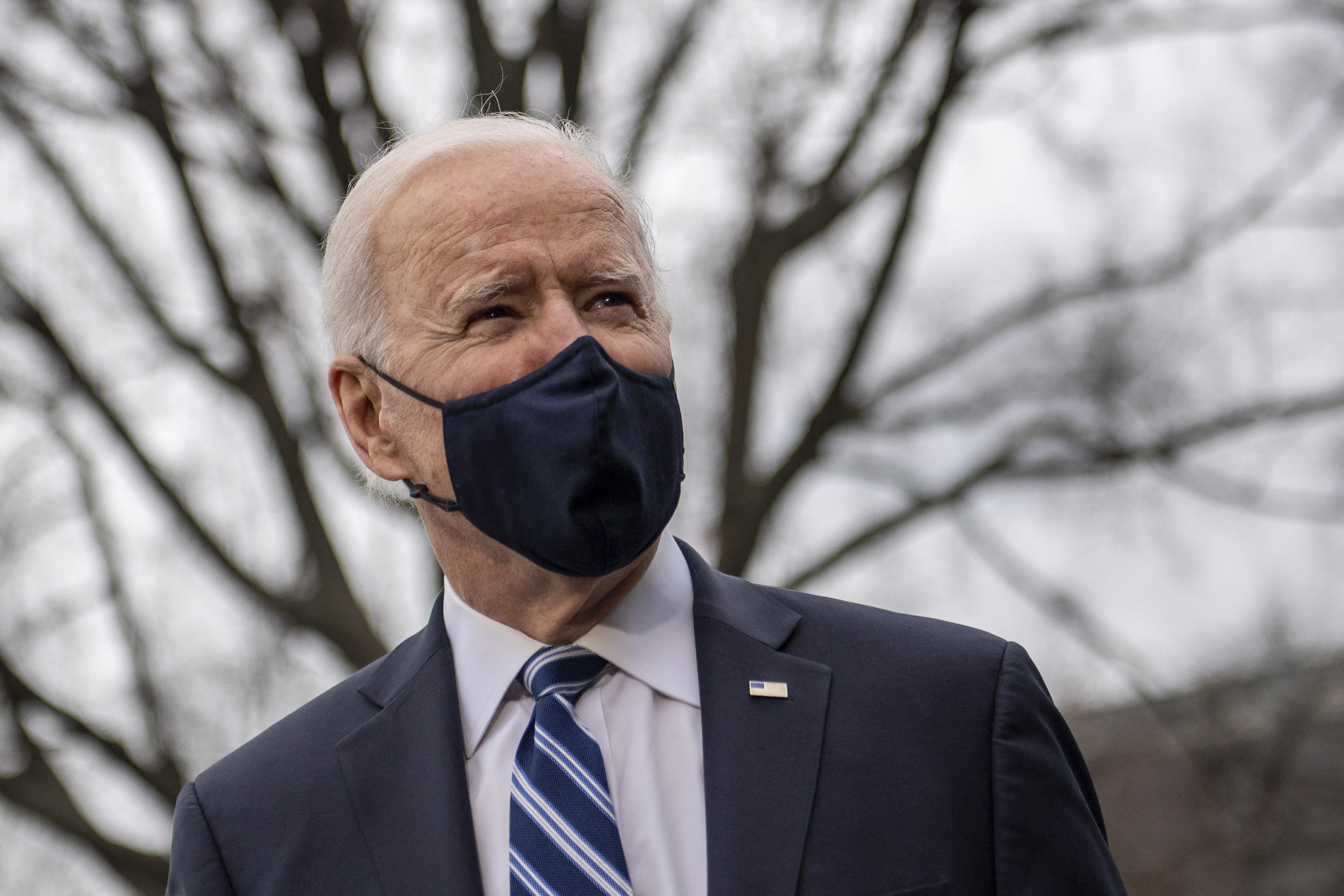 El presidente de los Estados Unidos, Joe Biden, camina hacia el Marine One cuando sale de la Casa Blanca hacia Pensilvania para promover su plan de ayuda Covid-19 el 16 de marzo de 2021 en Washington, DC.