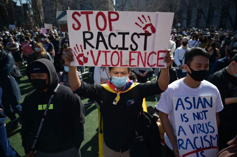 Miembros y simpatizantes de la comunidad asiático-estadounidense asisten a una "manifestación contra el odio" en Columbus Park en la ciudad de Nueva York el 21 de marzo de 2021.