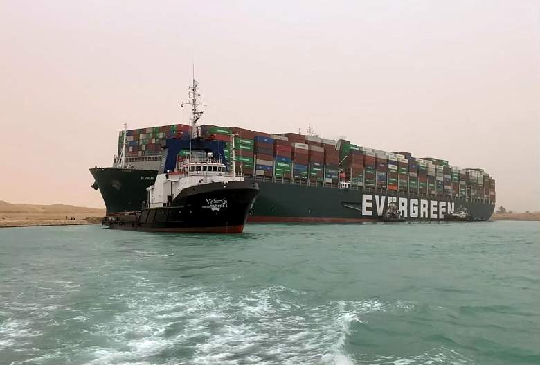 - Un buque portacontenedores gigante encalló en el Canal de Suez después de que una ráfaga de viento lo desvió de su curso, dijo el operador del buque el 24 de marzo de 2021, lo que detuvo el tráfico marítimo en una de las rutas comerciales más transitadas del mundo.