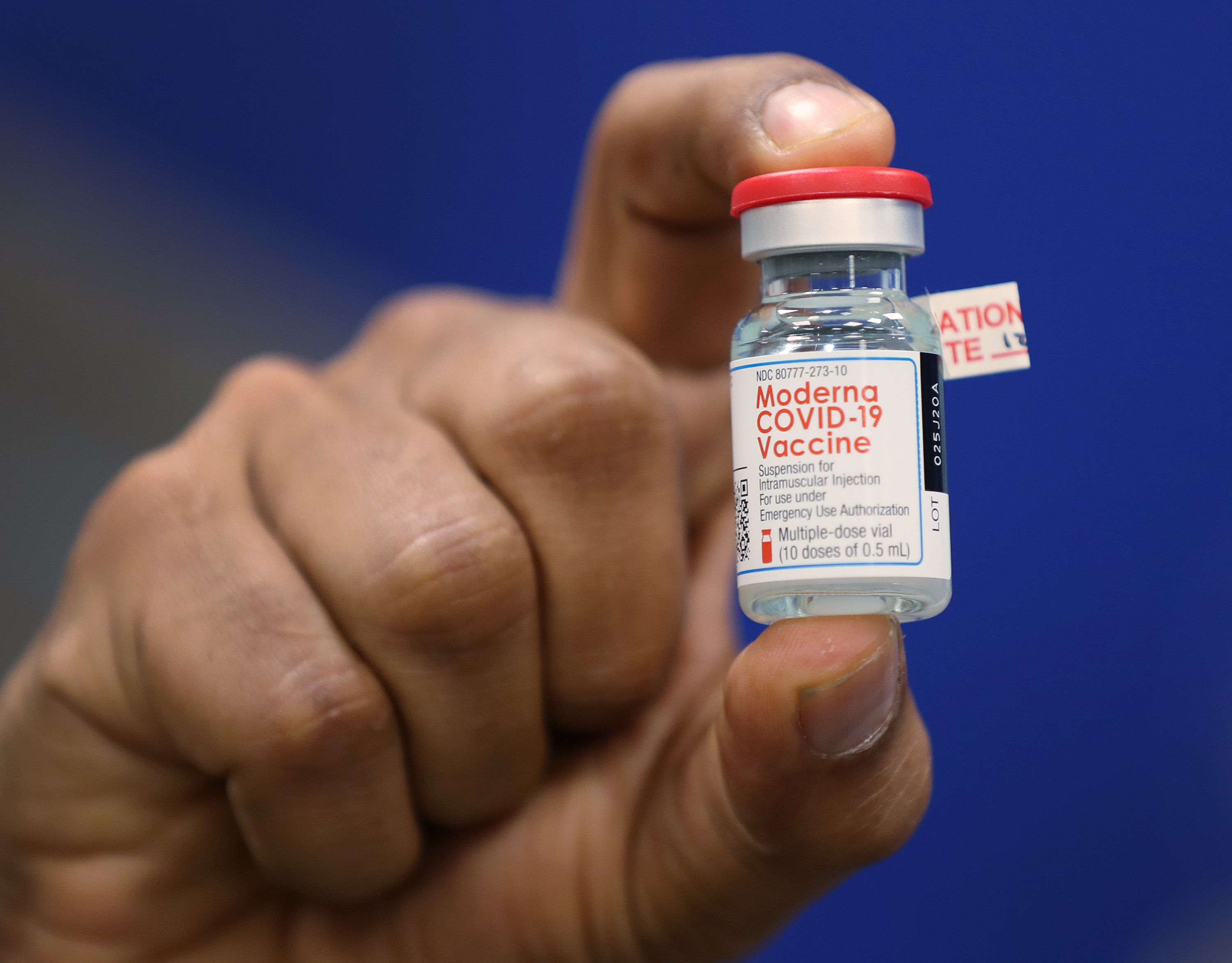 Dave Lacknauth, Pharm. D., Director de Servicios de Farmacia, Broward Health Medical Center muestra un frasco de la vacuna Moderna COVID-19 durante una conferencia de prensa el 23 de diciembre de 2020 en Fort Lauderdale, Florida.