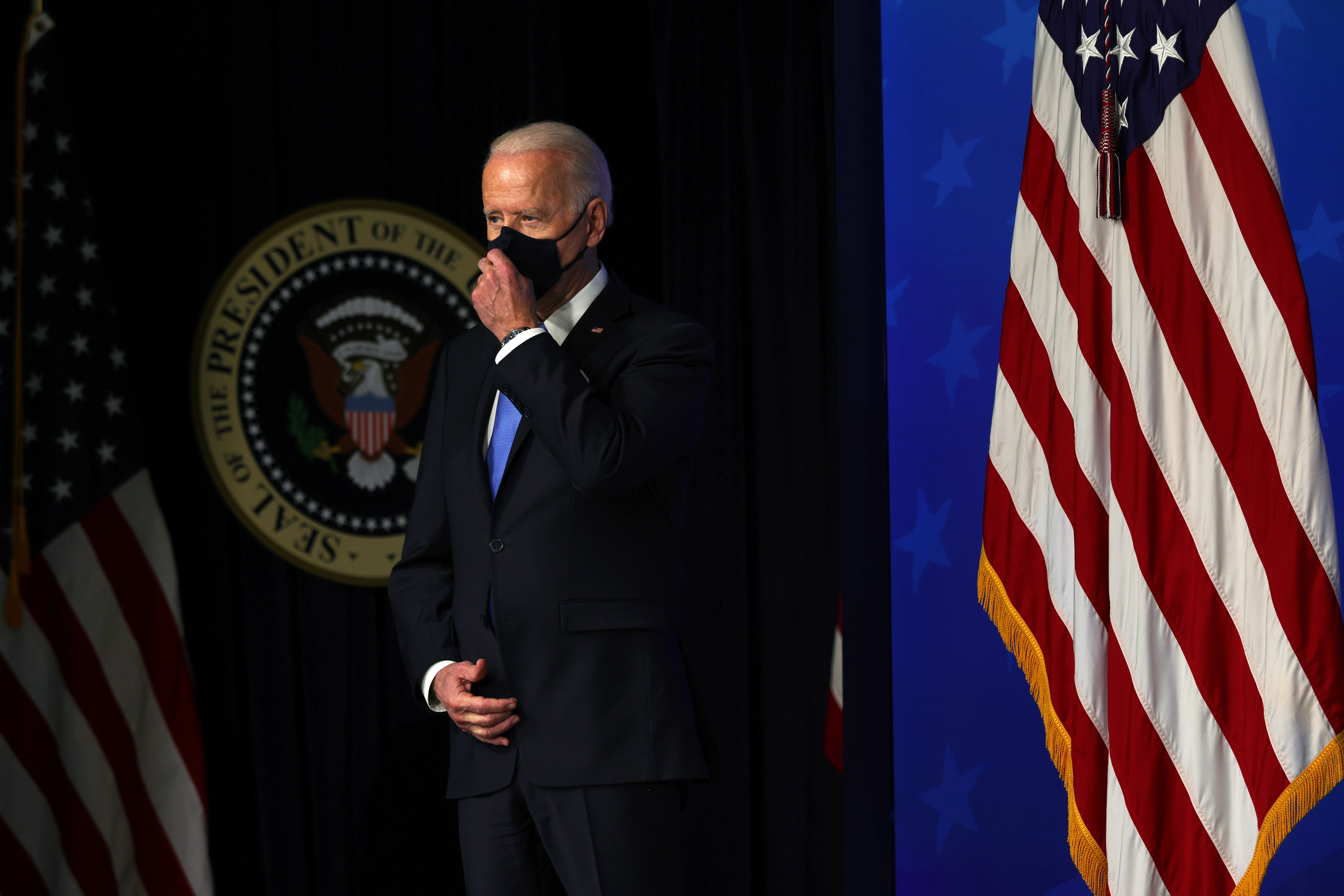 El presidente de los Estados Unidos, Joe Biden, escucha durante un evento con los directores ejecutivos de Johnson & amp; Johnson y Merck en el auditorio de South Court del edificio de oficinas ejecutivas de Eisenhower el 10 de marzo de 2021 en Washington, DC.