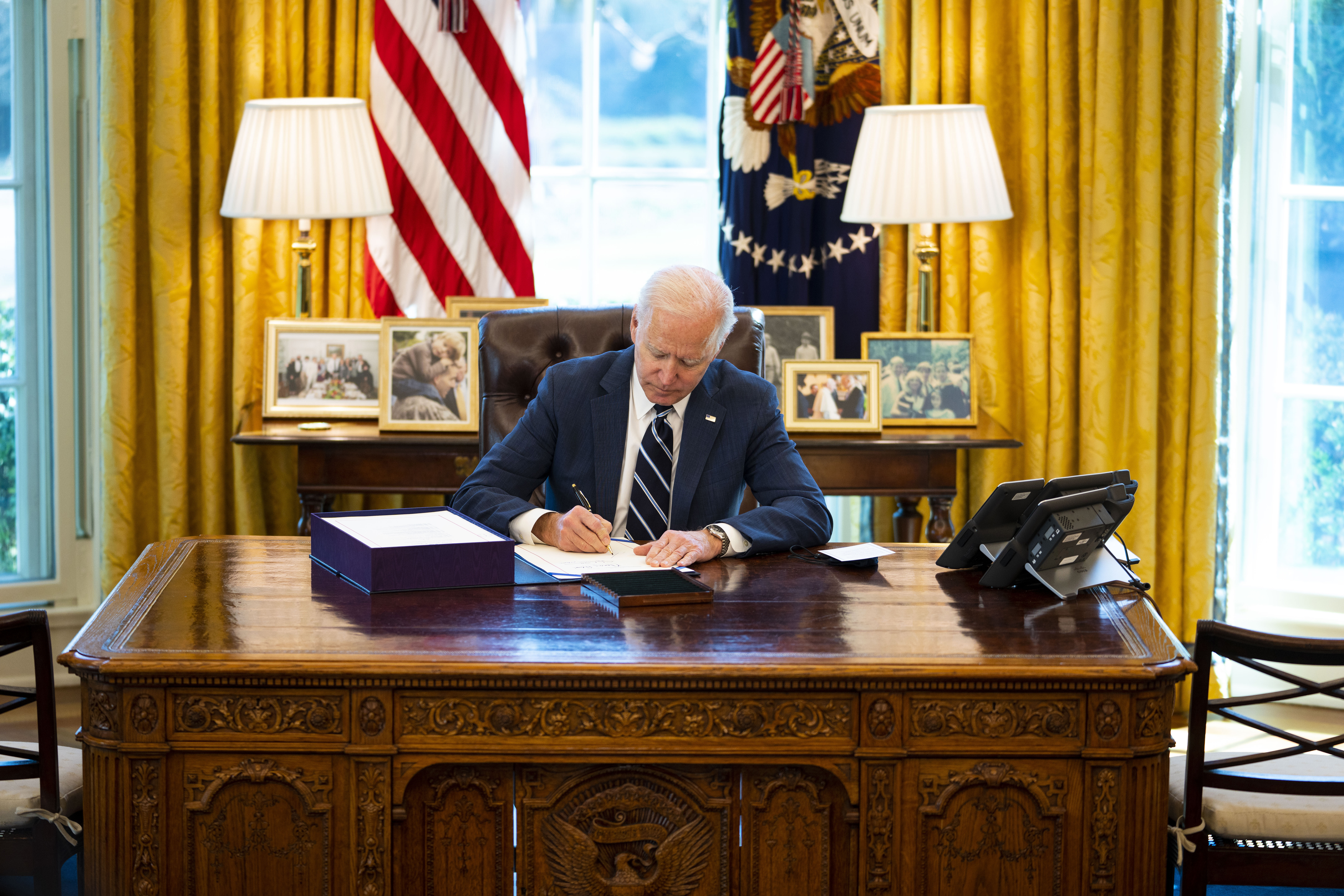 El presidente Biden firmó el proyecto de ley de alivio de COVID de $ 1.9 billones