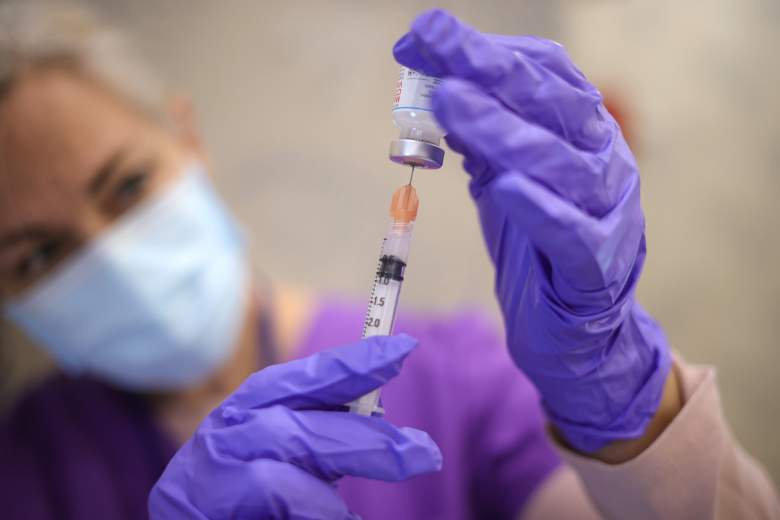 Las enfermeras extraen dosis de la vacuna de un frasco mientras los residentes de Maryland reciben su segunda dosis de la vacuna contra el coronavirus Moderna en el Centro Comunitario de Cameron Grove el 25 de marzo de 2021 en Bowie, Maryland.