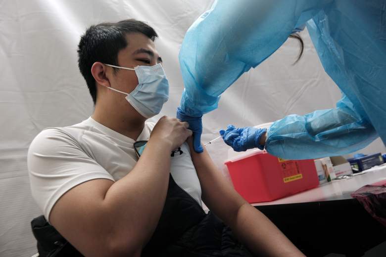 Un hombre recibe la vacuna Pfizer en una clínica de vacunación emergente en Chinatown el 26 de marzo de 2021 en la ciudad de Nueva York.