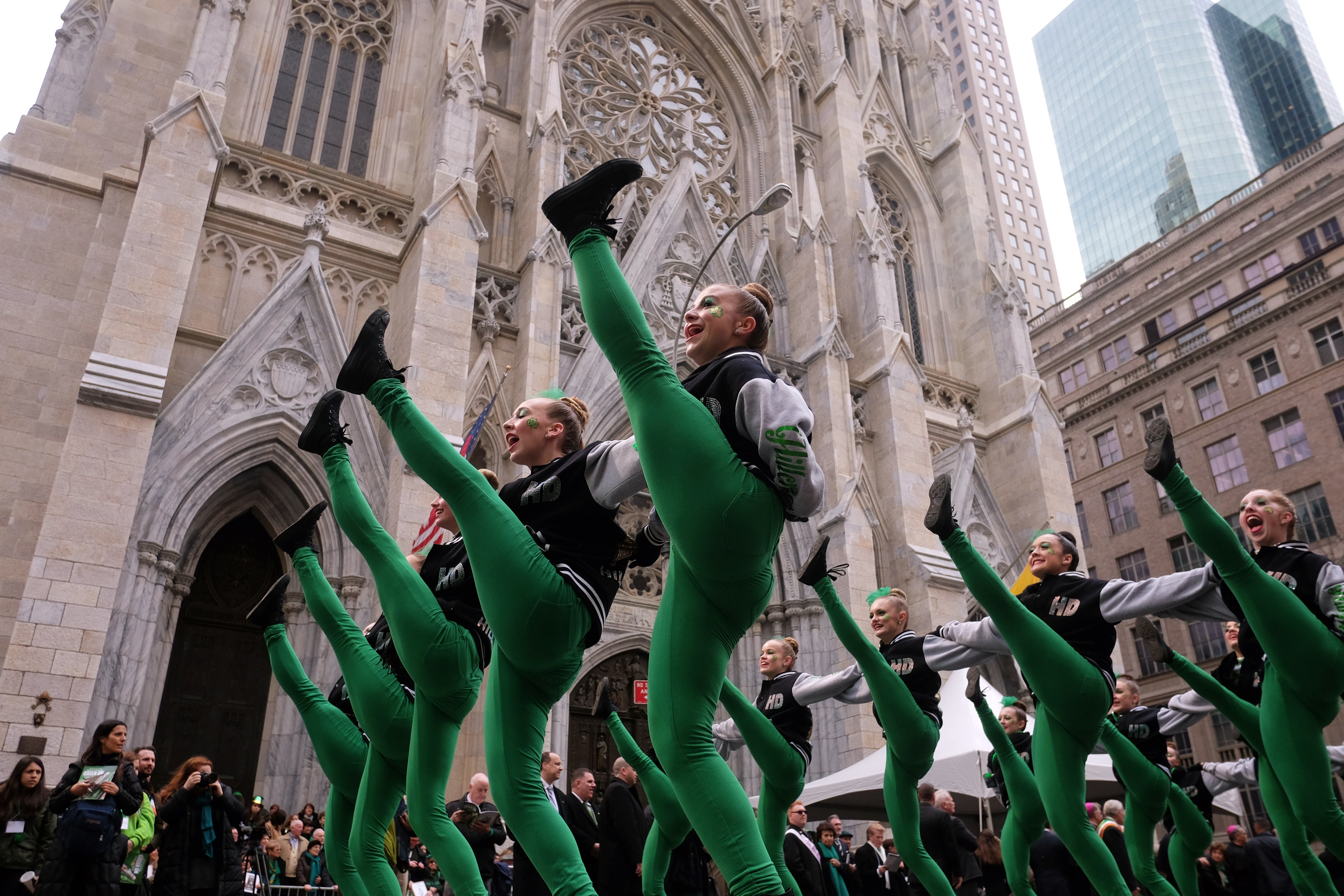 Un grupo de bailarines marchan durante el desfile del Día de San Patricio en Nueva York el 17 de marzo de 2015.