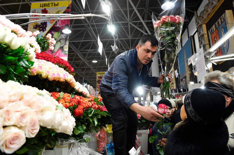 Un hombre vende rosas en un mercado de flores en Moscú el 7 de marzo de 2017, en vísperas del Día Internacional de la Mujer.