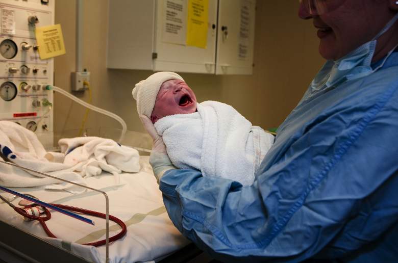 En esta fotografía de archivo fechada el 6 de marzo de 2007, se pesa a un niño después de nacer en una unidad de maternidad del NHS, en Manchester, Inglaterra.