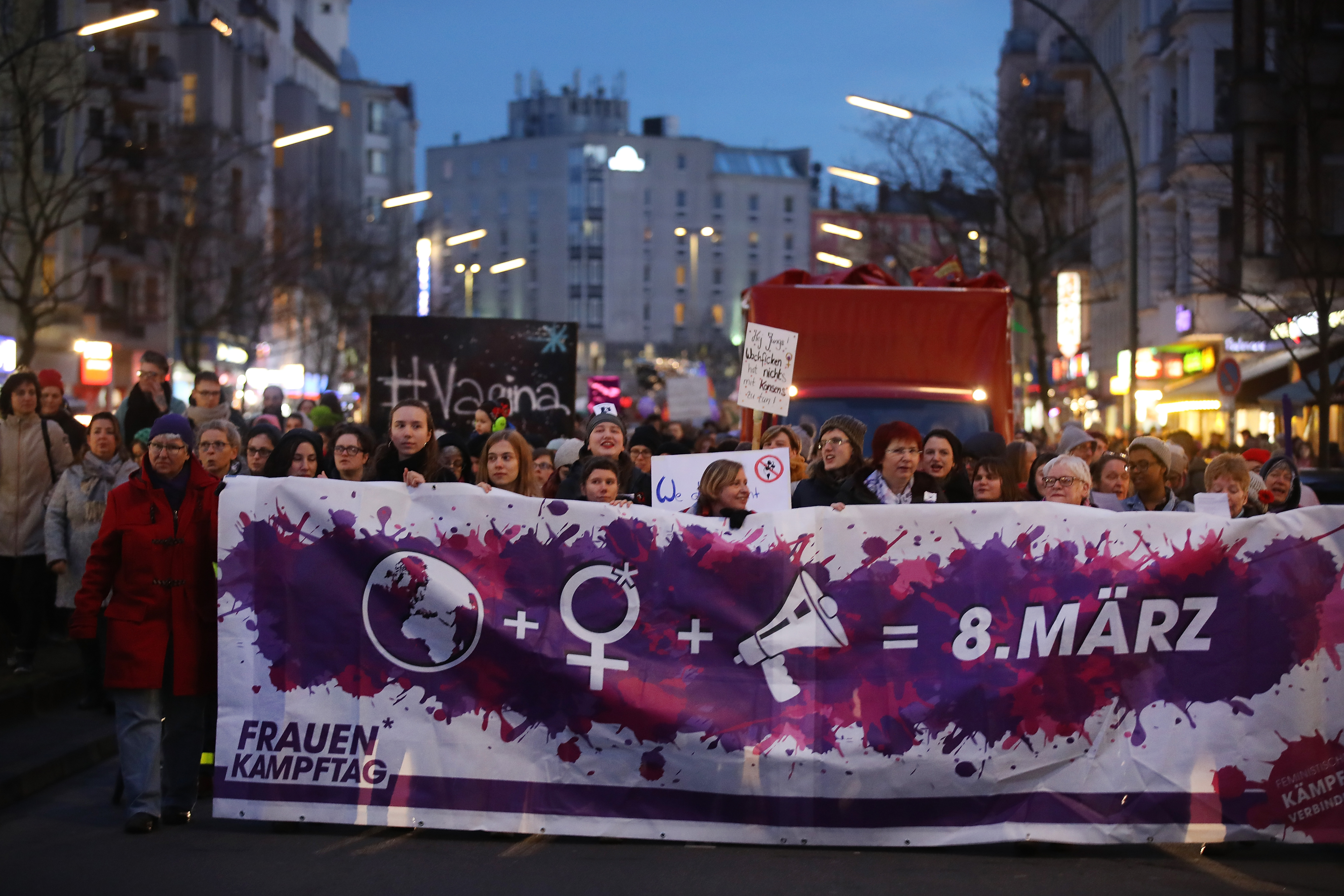 Mujeres que visten de púrpura y andan en bicicleta se preparan para participar en la protesta feminista de bicicletas de mujeres "Purple Ride" en el Día Internacional de la Mujer el 8 de marzo de 2020 en Berlín, Alemania.