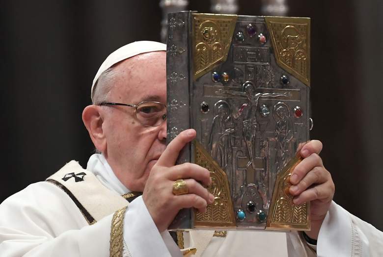 El Papa Francisco sostiene el libro de los evangelios durante la Santa Misa Crismal el Jueves Santo el 29 de marzo de 2018 en la basílica de San Pedro en el Vaticano.