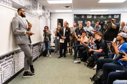 LeBron James finalmente promueve su película para este verano ¿qué hizo?