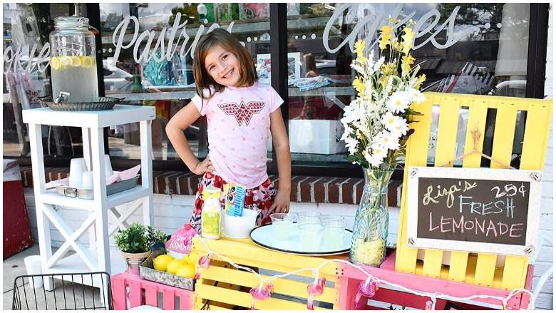 Liza Scott, de 7 años, instaló un puesto de limonada para recaudar dinero para sus 3 cirugías cerebrales.