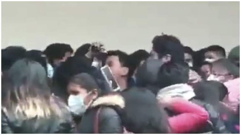 Vídeo capta caída de estudiantes desde un balcón en Bolivia [VIDEO]
