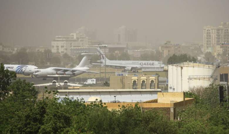 Archivo: Un avión de Qatar Airways aterriza en el Aeropuerto Internacional de Jartum en la capital sudanesa el 31 de marzo de 2019.