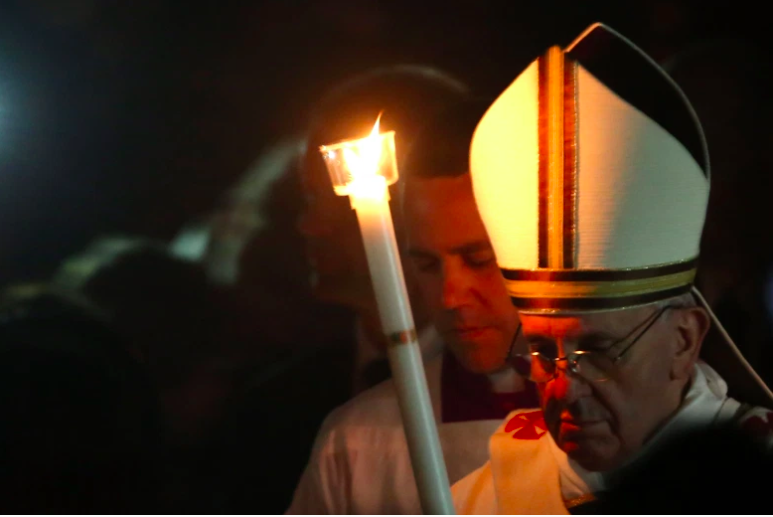 El Papa Francisco lleva el Cirio Pascual mientras dirige la Ceremonia de la Luz durante la Misa de la Vigilia Pascual en la Basílica de San Pedro el 30 de marzo de 2013 en la Ciudad del Vaticano.