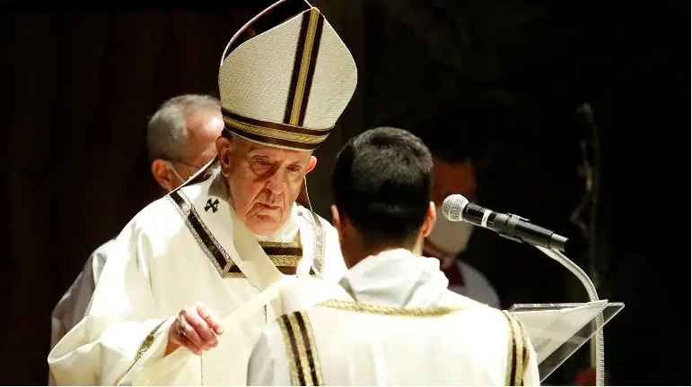 El Papa Francisco celebra la Vigilia Pascual el 3 de abril de 2021 en la Basílica de San Pedro en el Vaticano.