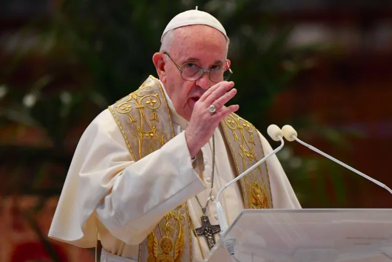 El Papa Francisco entrega su mensaje Urbi et Orbi y da la bendición de Pascua después de la misa del domingo de Pascua el 12 de abril de 2020.