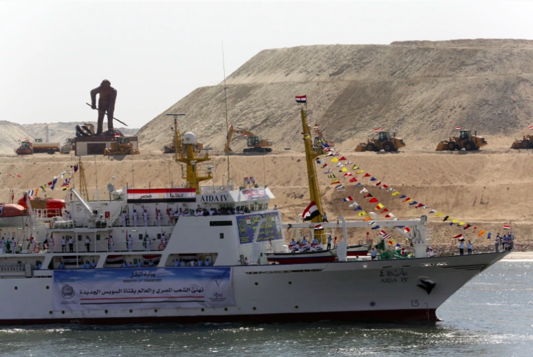 El Aida IV pasa durante la ceremonia de apertura de la nueva expansión del Canal de Suez, incluido un nuevo canal de 35 km (22 millas) el 6 de agosto de 2015 en Suez, Egipto.