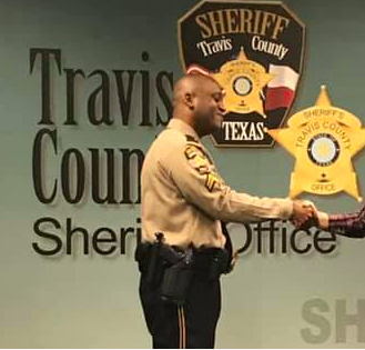 Stephen Broderick en su ceremonia de ascenso cuando fue nombrado detective de la Oficina del Sheriff del Condado de Travis en 2019.