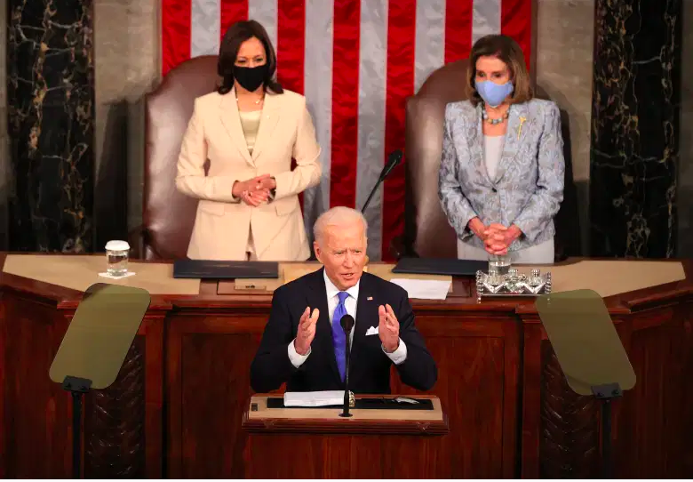 El presidente de los Estados Unidos, Joe Biden, se dirige a una sesión conjunta del congreso mientras la vicepresidenta Kamala Harris (izquierda) y la presidenta de la Cámara de Representantes de los Estados Unidos, Nancy Pelosi (D-CA) (derecha), observan en la cámara de la Cámara del Capitolio de los Estados Unidos el 28 de abril de 2021. en Washington, DC.