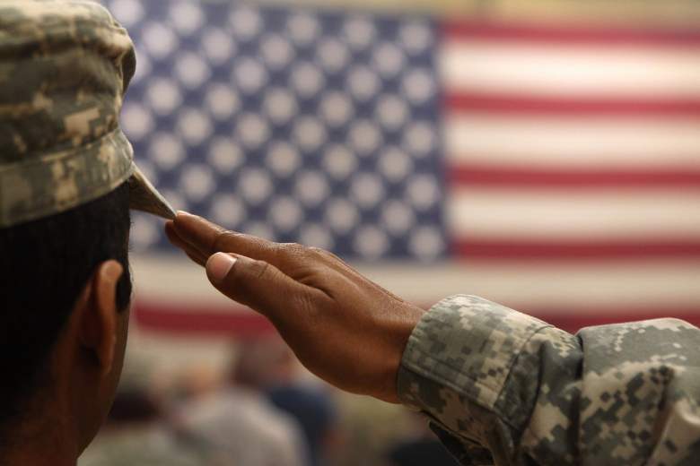 Un soldado saluda a la bandera durante una ceremonia de bienvenida a casa para las tropas que llegan de Afganistán el 15 de junio de 2011 a Fort Carson, Colorado. Más de 500 soldados del Equipo de Combate de la 1ª Brigada regresaron a casa tras un año de intensos combates y numerosas bajas en la provincia de Kandahar, en el sur de Afganistán.