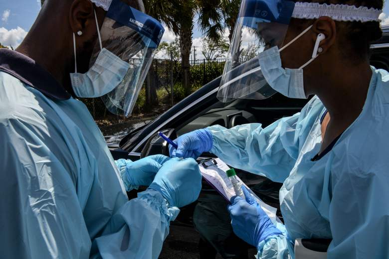 El personal médico toma muestras médicas en un laboratorio de pruebas de coronavirus "drive-thru" establecido por un centro comunitario local en West Palm Beach, a 120 kilómetros al norte de Miami, el 16 de marzo de 2020
