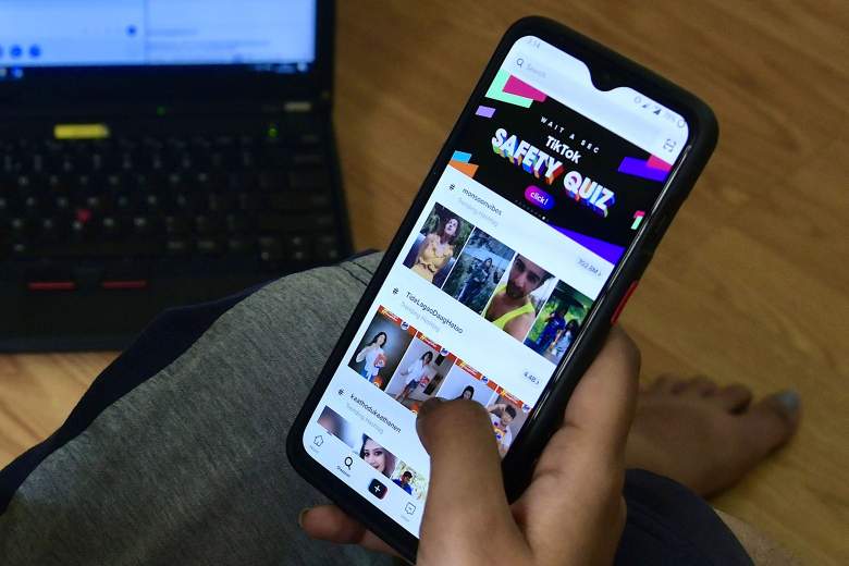 Un usuario móvil indio navega a través de la aplicación para compartir videos de propiedad china 'Tik Tok' en un teléfono inteligente en Bangalore el 30 de junio de 2020.