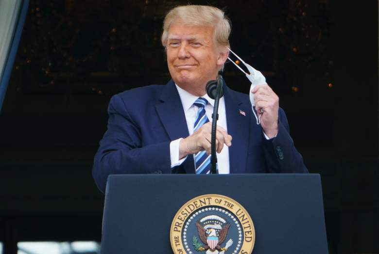 El presidente de Estados Unidos, Donald Trump, se quita la máscara antes de hablar desde el pórtico sur de la Casa Blanca en Washington, DC durante un mitin el 10 de octubre de 2020.