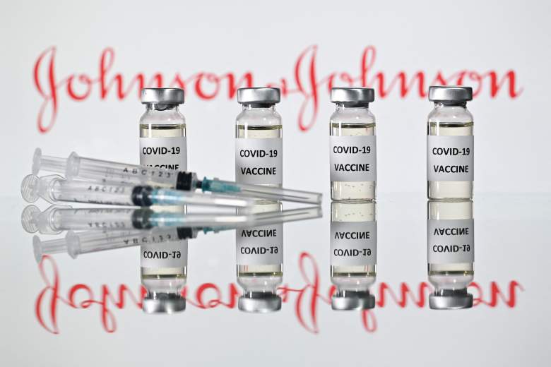 Una imagen ilustrada muestra viales con adhesivos de vacuna Covid-19 adheridos y jeringas con el logotipo de la compañía farmacéutica estadounidense Johnson & amp; Johnson el 17 de noviembre de 2020