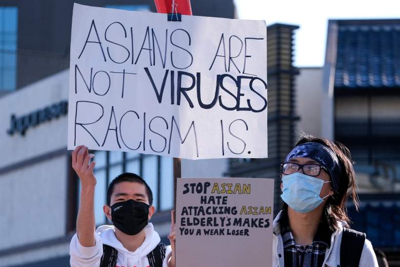 Manifestantes con máscaras faciales y carteles en la mano participan en una manifestación "Ama a nuestras comunidades: construye poder colectivo" para crear conciencia sobre la violencia contra los asiáticos, en el Museo Nacional Japonés Americano en Little Tokyo en Los Ángeles, California, el 13 de marzo de 2021
