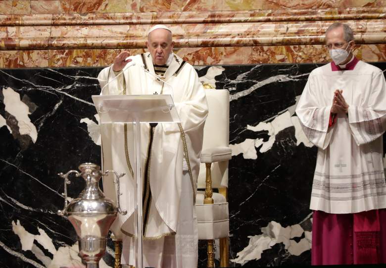 El Papa Francisco celebra la Misa Crismal dentro de la Basílica de San Pedro, donde también bendice una cantidad simbólica de aceite que se utilizará para administrar los sacramentos del año en el Vaticano, el 1 de abril de 2021