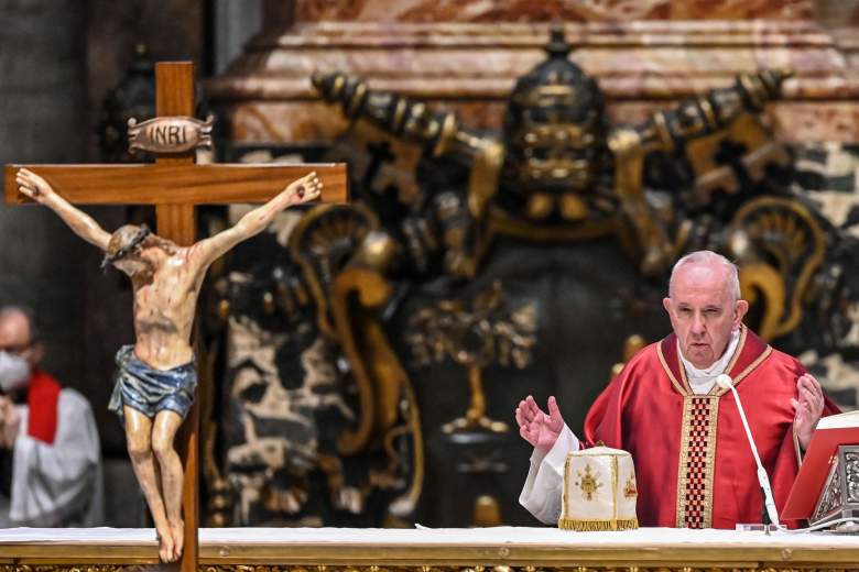 El Papa Francisco celebra la Eucaristía durante la Misa del Viernes Santo por la Pasión del Señor el 2 de abril de 2021 en la Basílica de San Pedro en el Vaticano, durante la pandemia del coronavirus Covid-19.