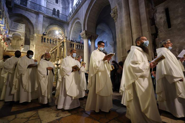 Los frailes franciscanos asisten a una misa de la Vigilia Pascual el Sábado Santo, en la Iglesia del Santo Sepulcro en Jerusalén, el 3 de abril de 2021.