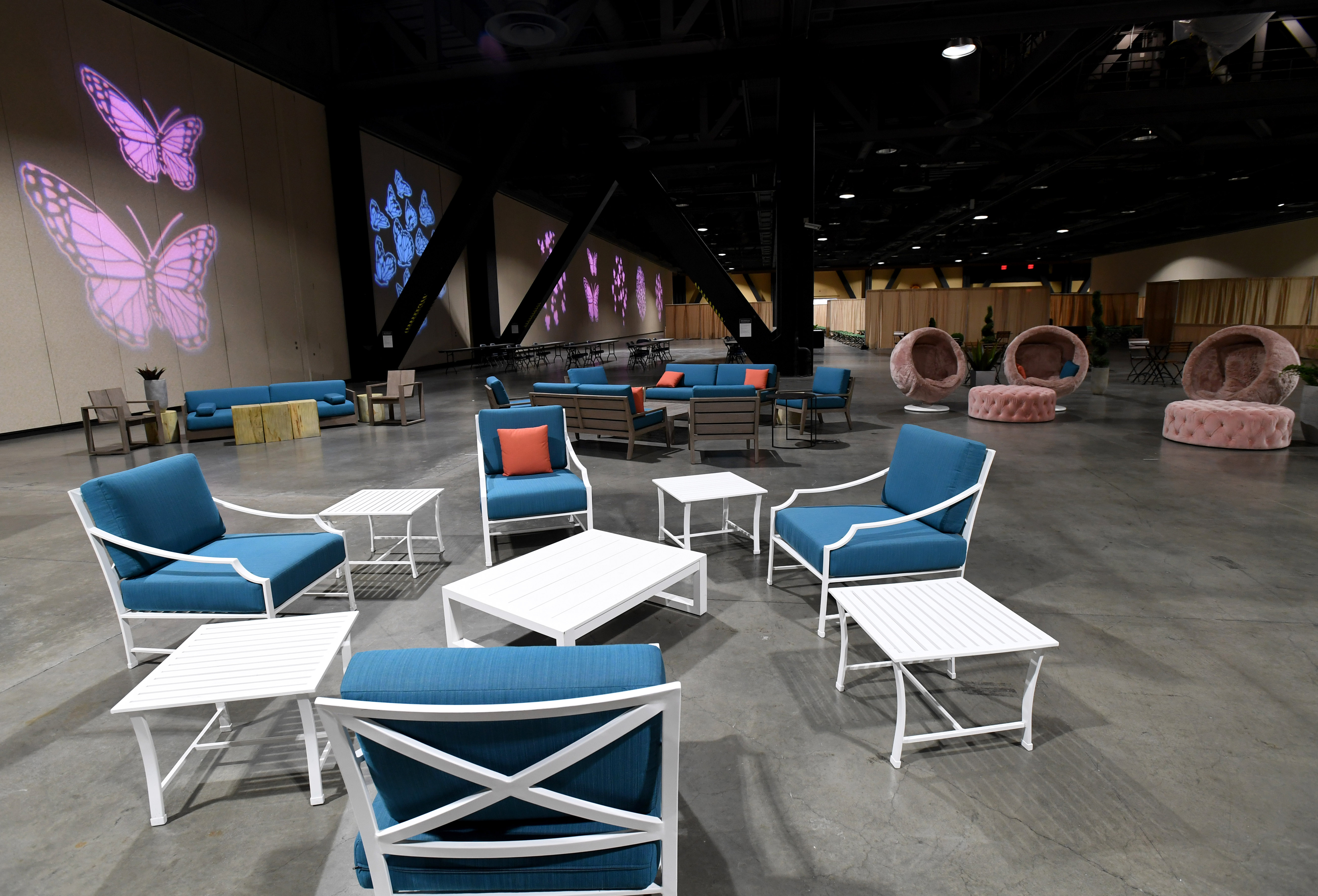 La sala de estar instalada dentro de la Sala de exposiciones B para niños migrantes se muestra durante un recorrido por el Centro de Convenciones de Long Beach el 22 de abril de 2021 en Long Beach, California.
