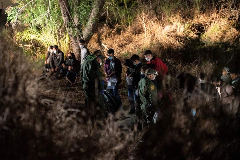 Las familias de migrantes solicitantes de asilo esperan ser transportadas por la Patrulla Fronteriza de los Estados Unidos después de cruzar el río Grande hacia los Estados Unidos desde México el 23 de abril de 2021 en Roma, Texas.