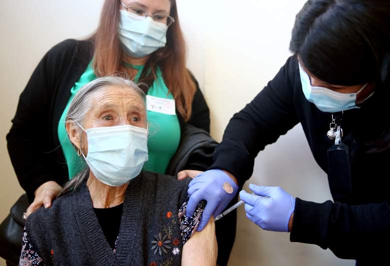 CDC hace revelación sobre efectos de la vacuna COVID en mayores de 65 años