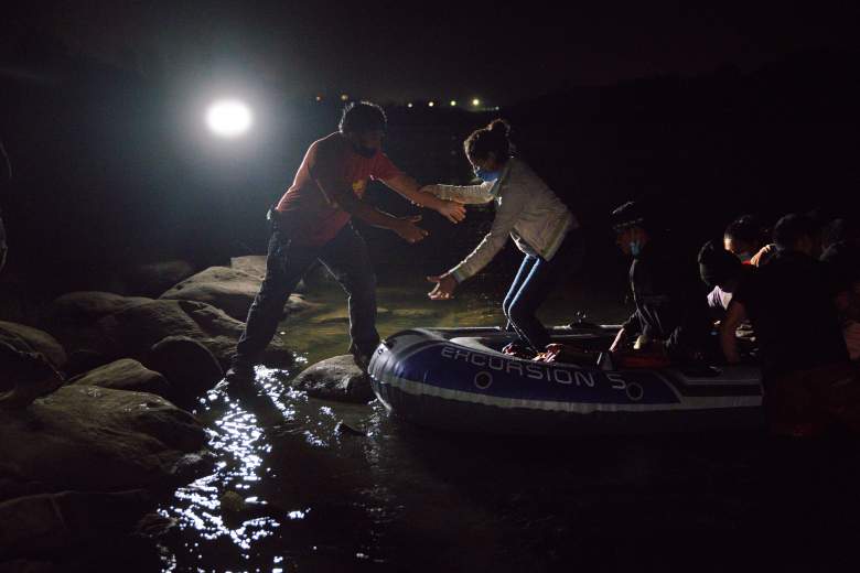 Los inmigrantes llegan a los Estados Unidos mientras son contrabandeados a través del Río Grande desde México el 15 de abril de 2021 en Roma, Texas.