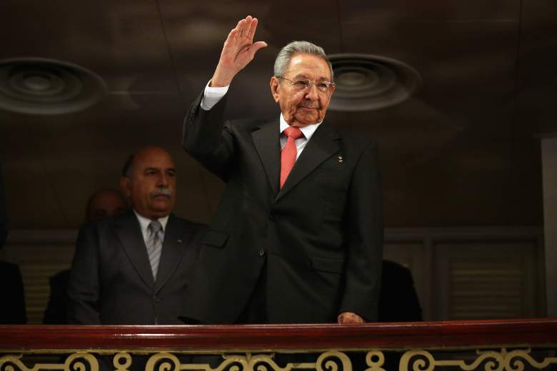 El presidente cubano Raúl Castro reconoce los aplausos cuando llega al Gran Teatro de la Habana el 22 de marzo de 2016.