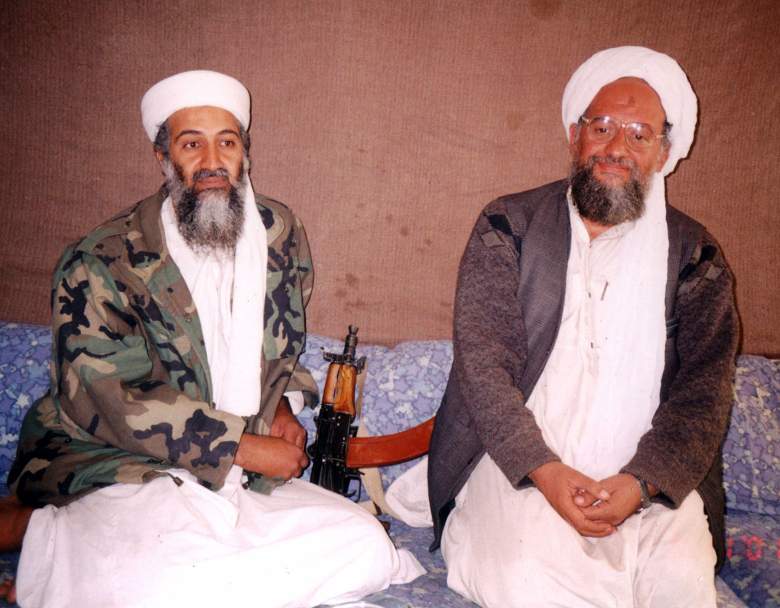 Osama bin Laden (izquierda) se sienta con su asesor Ayman al-Zawahiri, un egipcio vinculado a la red Al Qaeda, durante una entrevista con el periodista paquistaní Hamid Mir
