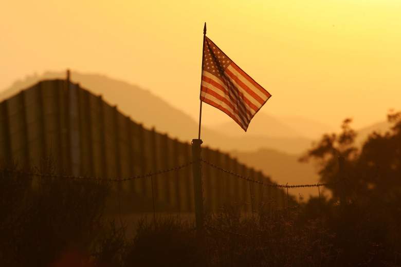Una bandera estadounidense colocada por activistas que se oponen a la inmigración ilegal vuela cerca de la valla fronteriza México-Estados Unidos en un área donde buscan a los que cruzan la frontera el 8 de octubre de 2006 cerca de Campo, California.