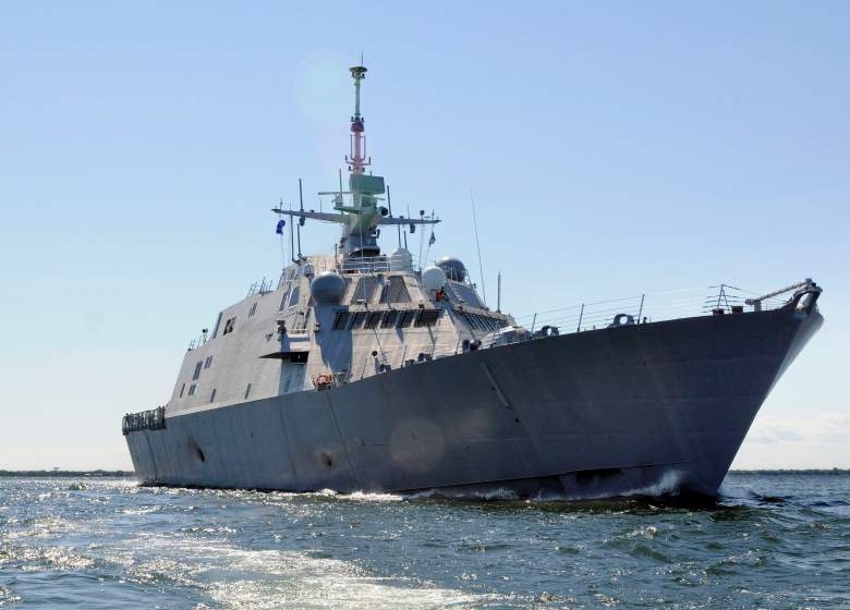el primero de los barcos de combate litoral de próxima generación de la Armada de los EE. UU., Los que pueden operar cerca de la costa, se muestra en marcha por primera vez durante el primer día de las pruebas de construcción del barco. 28 de julio de 2008 cerca de Marietta, Wisconsin.