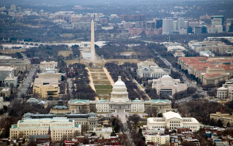 El horizonte de Washington, DC, incluido el edificio del Capitolio de EE. UU., El Monumento a Washington, el Monumento a Lincoln y el National Mall, se ve desde el aire, 29 de enero de 2010.