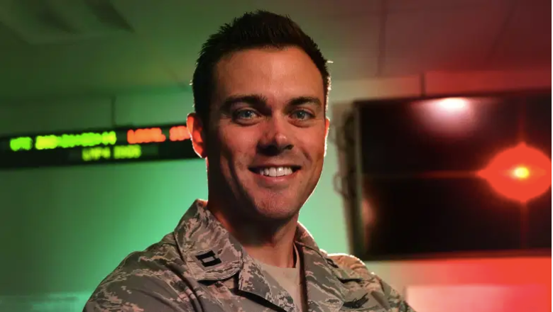 El teniente coronel Matthew Lohmeier es un comandante de la Fuerza Espacial que fue despedido por comentarios políticos hechos en un podcast.
