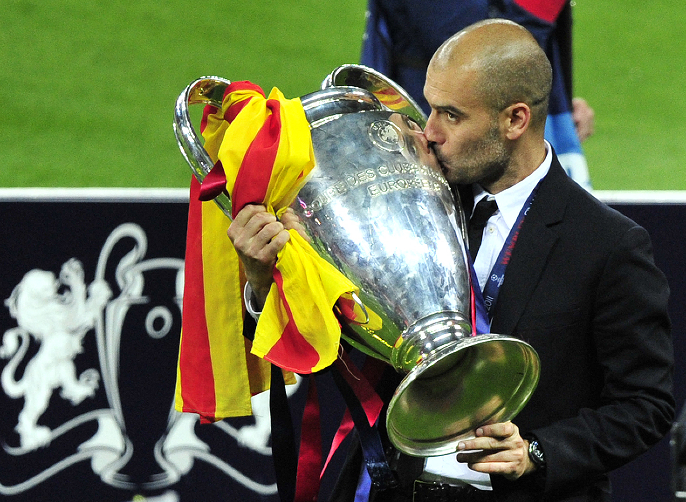 El técnico español del Barcelona, Josep Guardiola, besa el trofeo en la final de la final de la UEFA Champions League FC Barcelona vs.Manchester United, el 28 de mayo de 2011 en el estadio de Wembley de Londres.