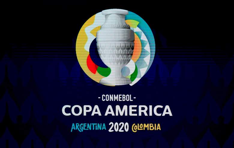 Una pantalla muestra el logo de la Copa América 2020 durante el sorteo del torneo de fútbol en el Centro de Convenciones de Cartagena, Colombia, el 3 de diciembre de 2019.