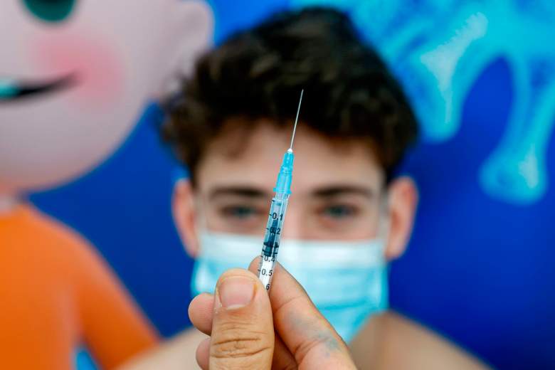 Michael, un adolescente de 16 años, recibe una dosis de la vacuna contra el coronavirus Pfizer-BioNtech COVID-19 en Clalit Health Services, en la ciudad costera mediterránea de Israel de Tel Aviv el 23 de enero de 2021.
